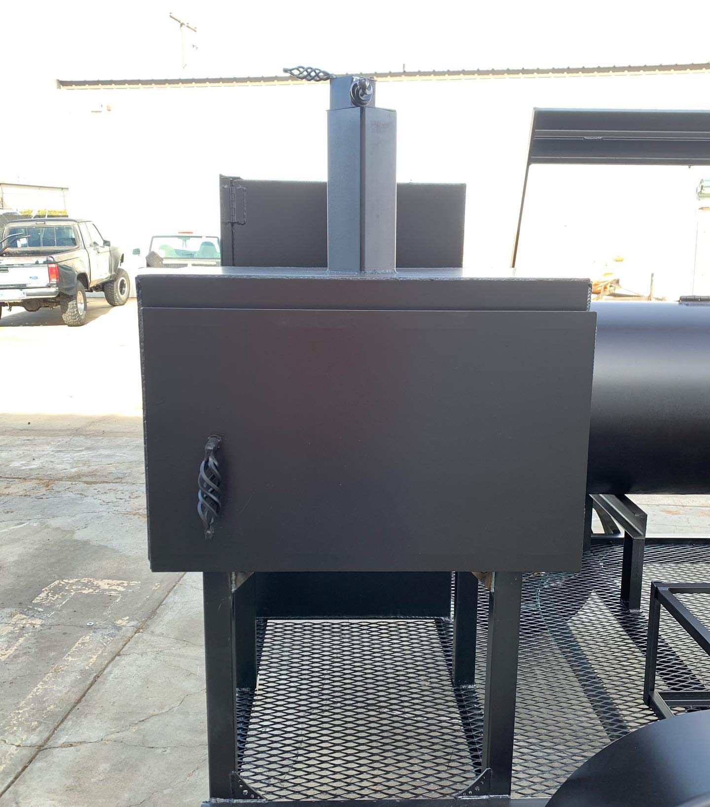 🔥 250-Gallon Offset Smoker with Insulated Firebox, Wood Storage & Santa Maria Grill - Image 8